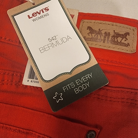 NWT Levi’s Plus Size Red Denim Shorts - Picture 6 of 6